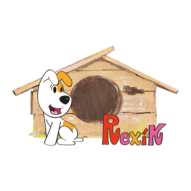 Rexík – biely psík s hnedým uchom pred drevenou búdou